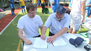 Beim 1. Unified Floorball-Cup wurde ein Kooperationsvertrag zwischen dem Floorball Verband Berlin-Brandenburg und Special Olympics Berlin-Brandenburg geschlossen