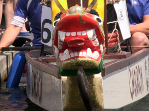 Jedes Boot beim 14. Köpenicker Drachenboot-Frühjahrs-Cup ist mit einem Drachenkopf verziert
