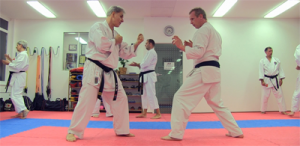 Kata oder Kumite - bei der Budo Akademie wird auf beide Karateformen gleichermaßen Wert gelegt.