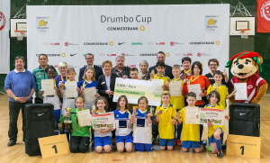Die Sieger beim Drumbo-Cup 2015: die Mädchenmannschaft der Bruno-Bürgel-Grundschule und das Jungenteam der Friedrichsfelder Grundschule. Quelle: BFV (Michael Fahrig)