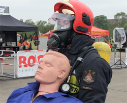 80 Kilogramm schwere Puppe tragen - eine Aufgabe bei der Firefighter Combat Challenge