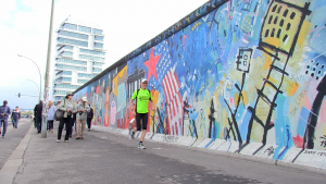 Die Eastside Gallery ist einer der Wegpunkte beim Mauerweglauf 2015