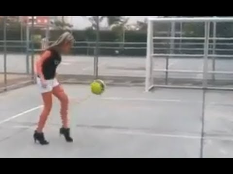 Fussball mit High Heels