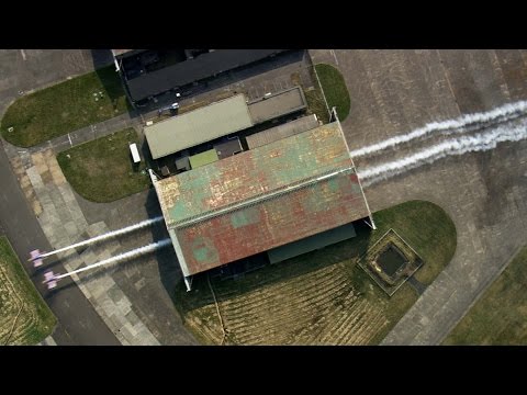 Flugzeuge fliegen durch einen Hangar!